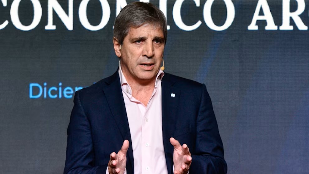 Caputo sostuvo que la economía sigue ajustando precios tras años de distorsiones