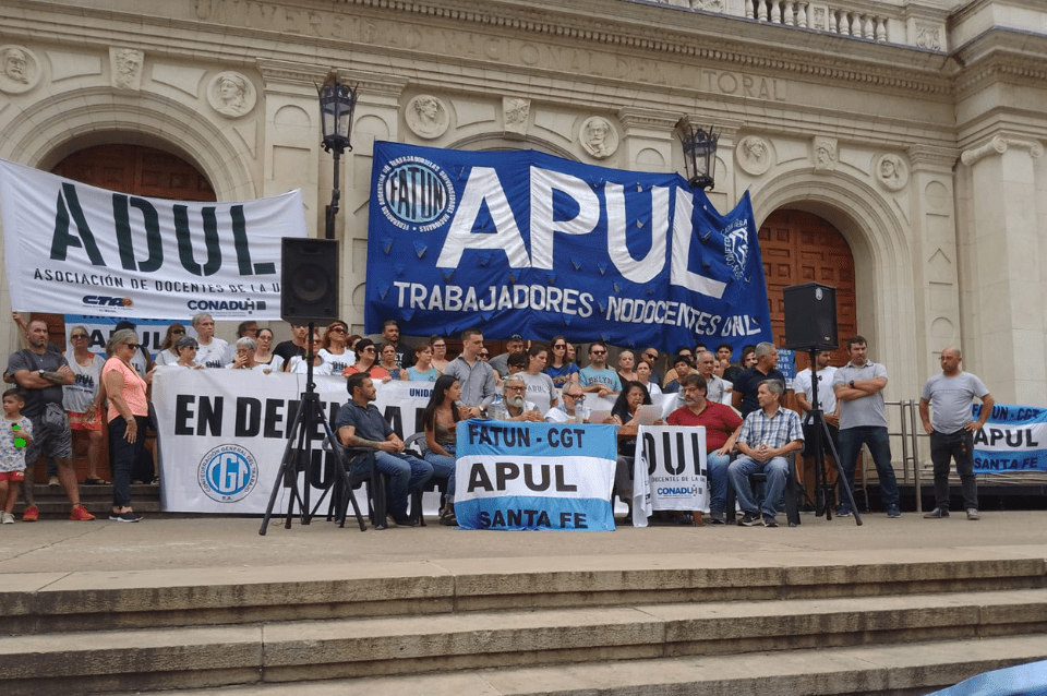 Docentes universitarios inician la tercera semana de paro por salarios y presupuesto