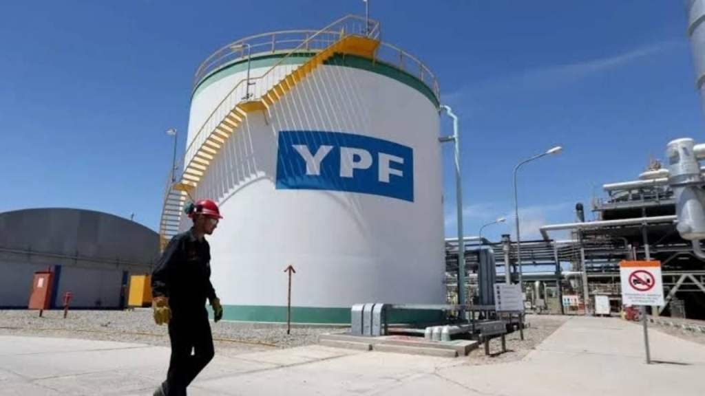 YPF presentó un proyecto de US$25.000 millones bajo el RIGI para expandir Vaca Muerta