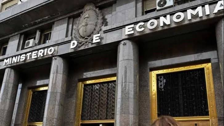 El Tesoro vuelve al mercado con deuda en pesos y un bono atado al dólar
