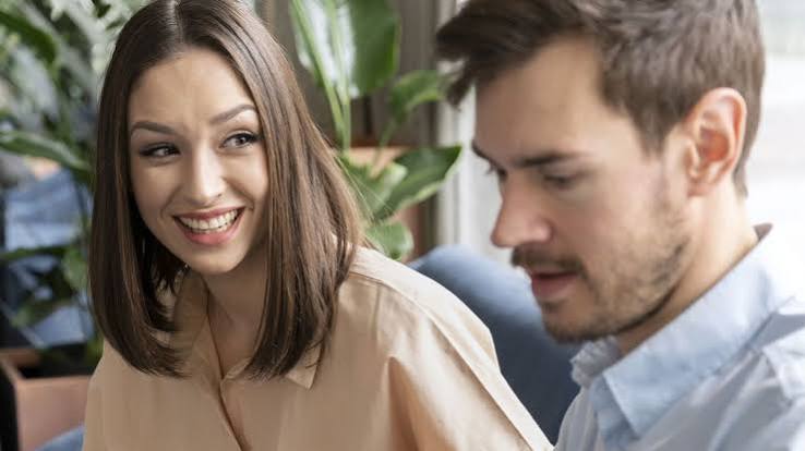 Qué significa realmente que alguien no te mire a los ojos durante una conversación
